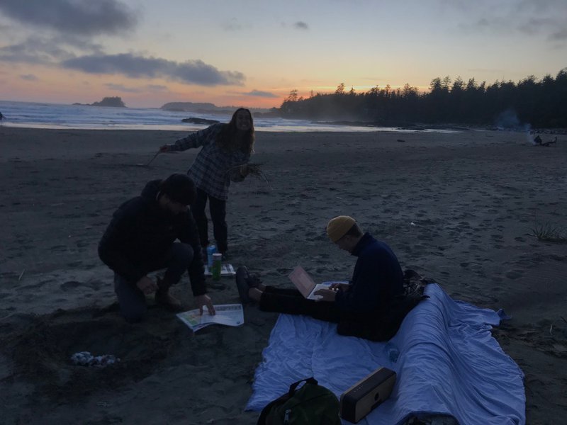 Foto grupal improvisada de la puesta de sol en la playa de Tofino