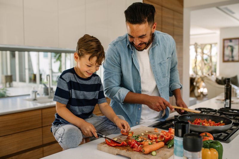 Experiencia de cocinar y hornear de padre e hijo.