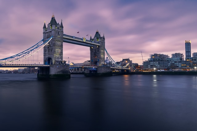 Puente de Londres con cielos rosas violetas en el Reino Unido