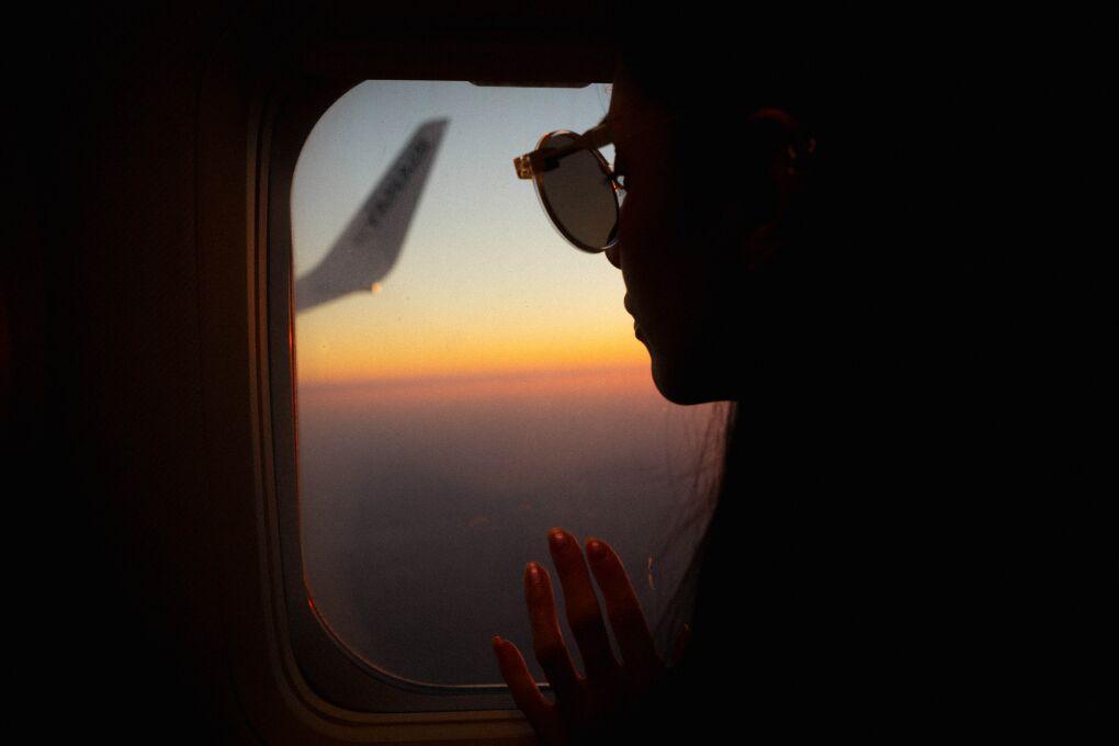 mujer mirando por la ventana del avion