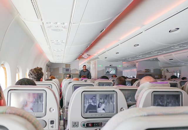 Persona caminando por el pasillo del avión