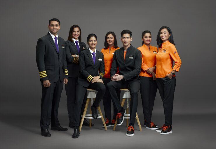 grupo de tripulantes de cabina de la aerolínea Akasa