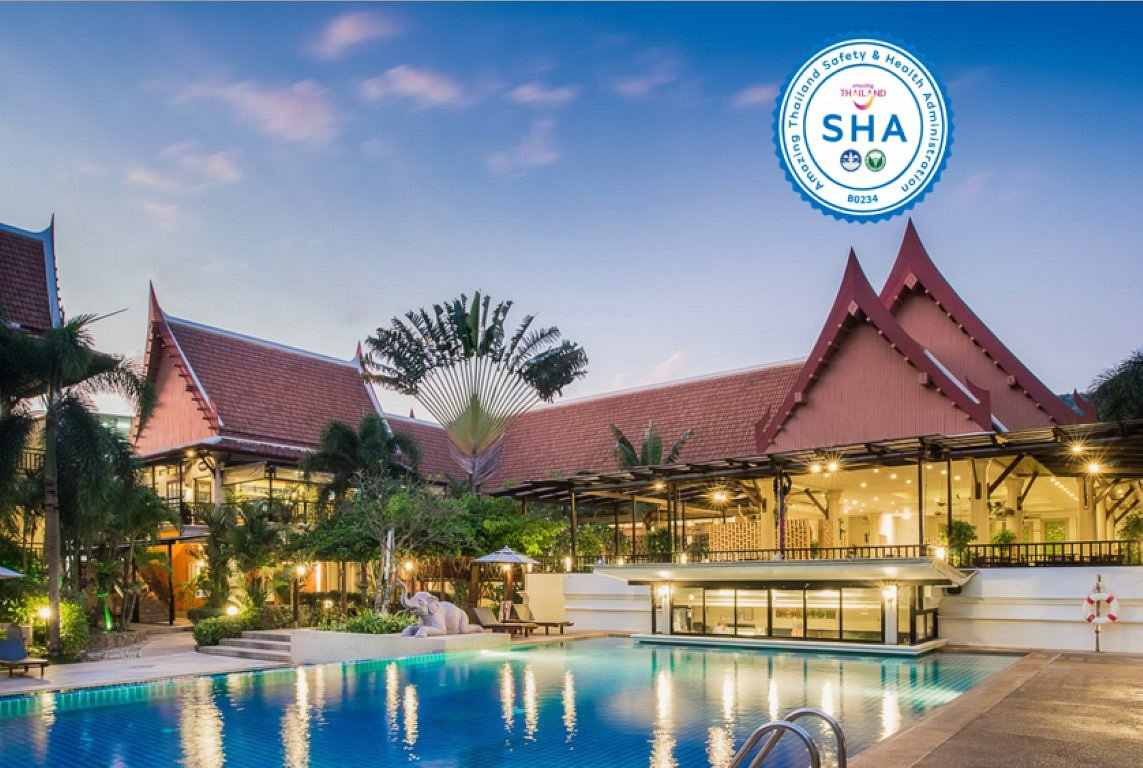 Zona exterior con piscina de Deevana Patong Resort & Spa