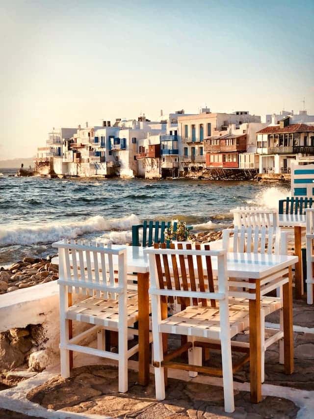 sillas y mesas en mykonos, grecia