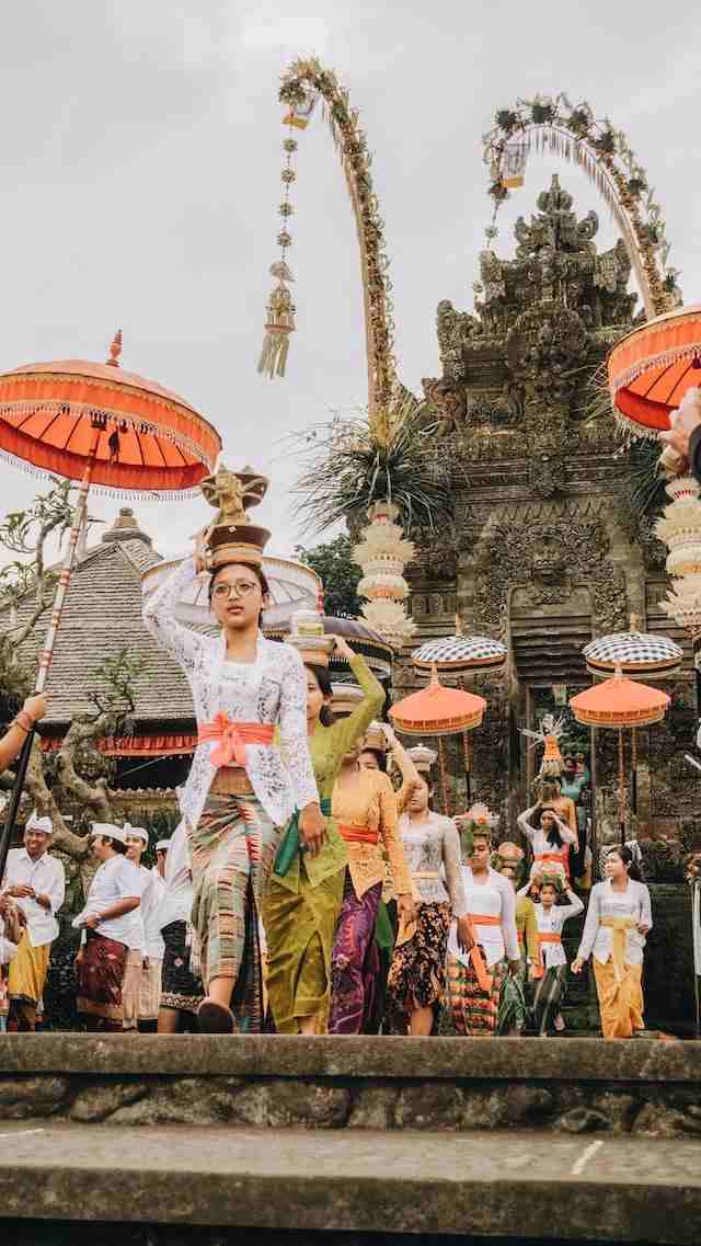 Mujeres en ropa tradicional balinesa en el templo
