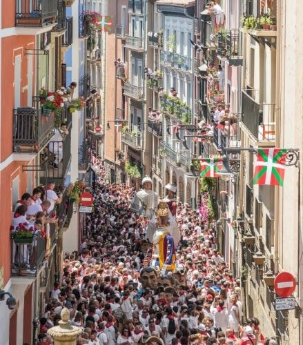 Calles de Pamplona durante el festival de san fermin.