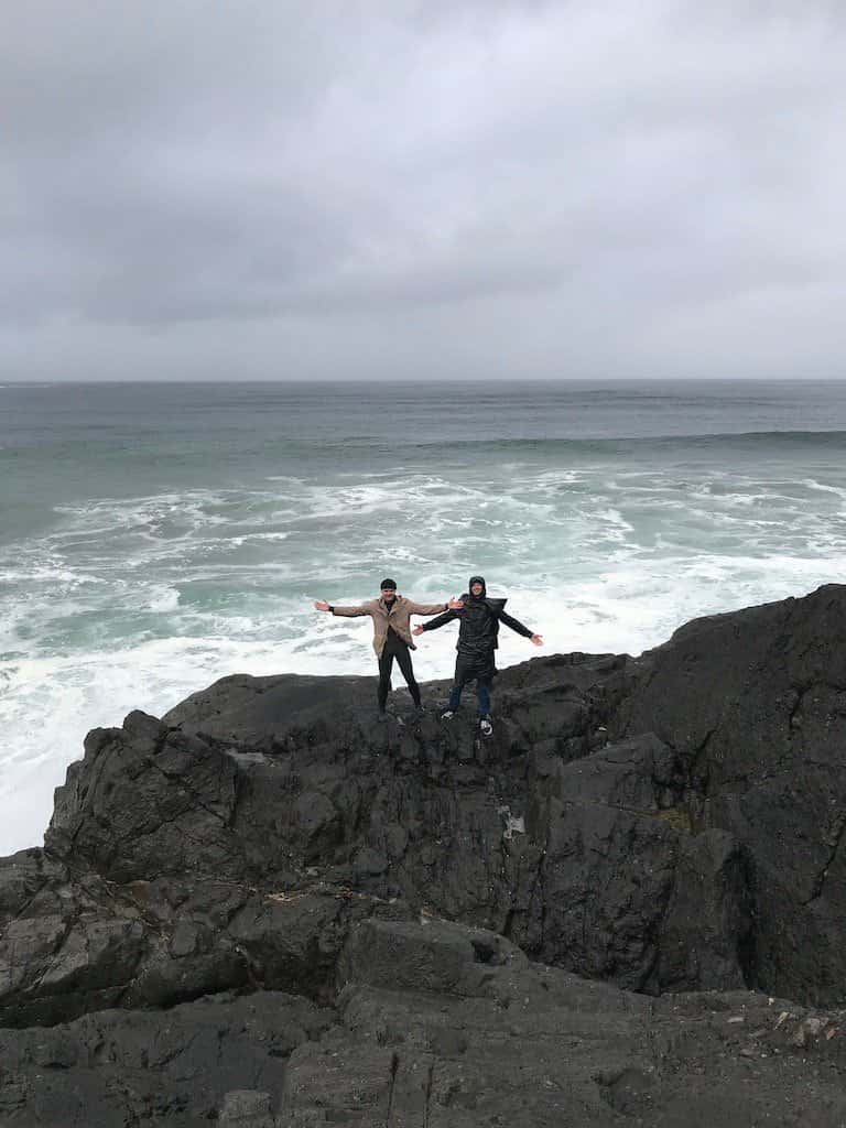 Escalando rocas a lo largo de la playa.