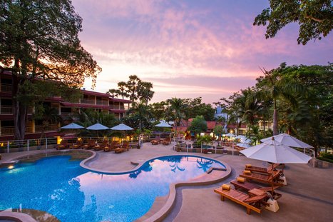 Junto a la piscina en el Chanalai Flora Resort al atardecer