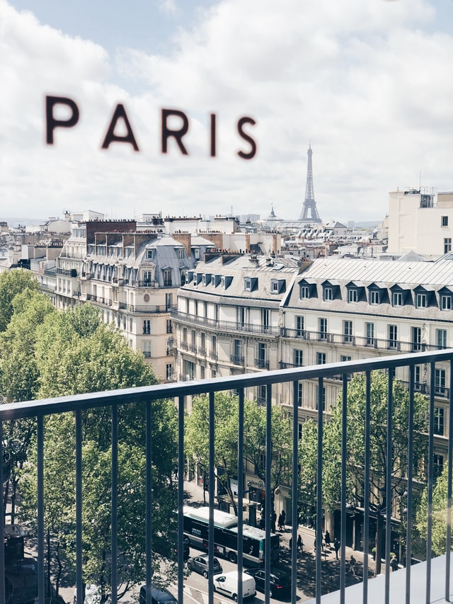 balcón en París con vistas a la torre Eiffel