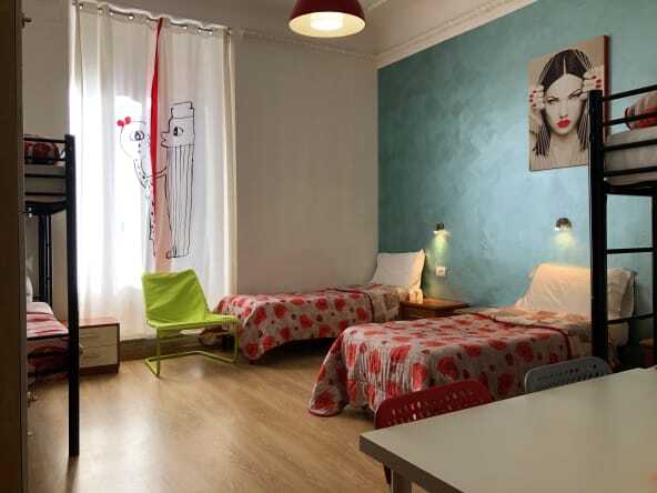 La roma del viajero de la libertad en hostel roma