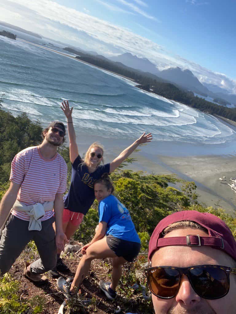 Fotos de grupo en la caminata por la playa.