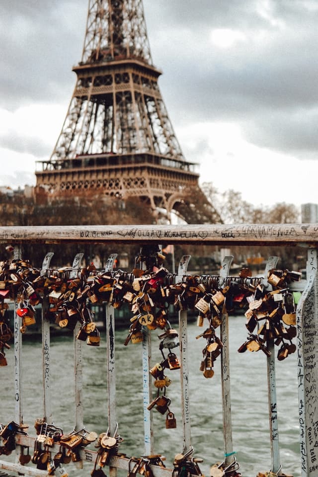 muro de amor con candados en paris