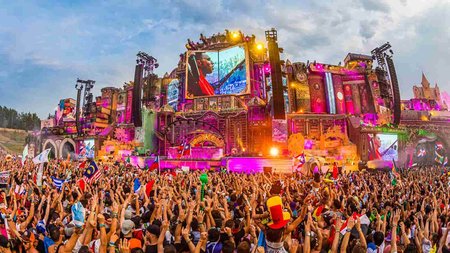 multitud de tomorrowland frente al escenario musical