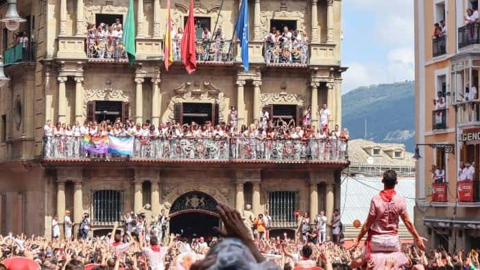 Las multitudes y la vista de la calle de la corrida de toros.