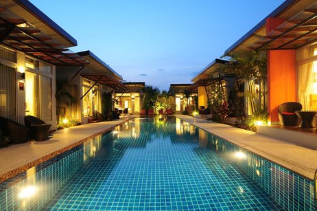 Piscina iluminada entre habitaciones de hotel en el hotel de Phuket
