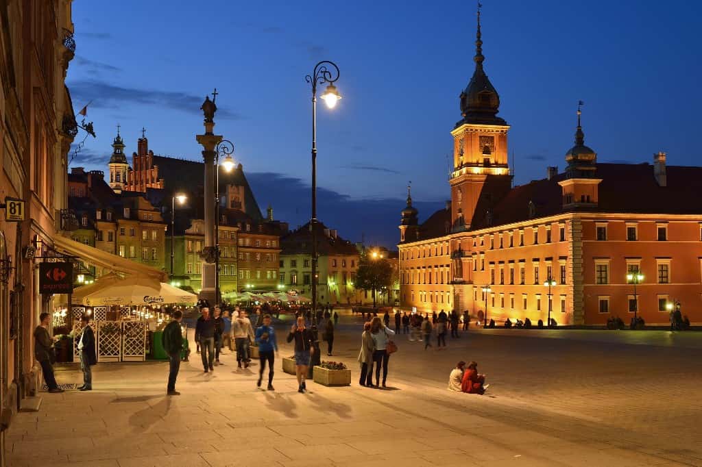 Plaza del mercado de la ciudad vieja por la noche