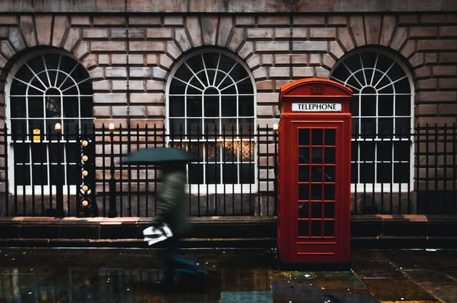 Famosa cabina telefónica roja de Londres en una calle lluviosa