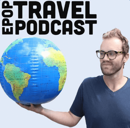 logotipo de podcast de viaje epop y hombre que sostiene el globo