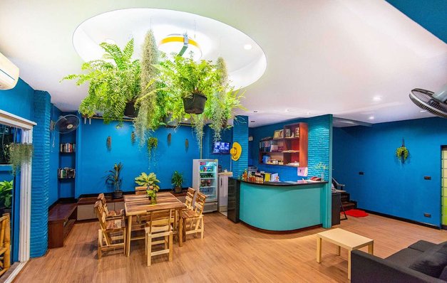 Área frontal de BGW Phuket, un albergue en Phuket