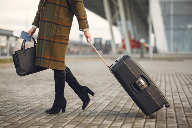 mujer viajera con maleta en el aeropuerto