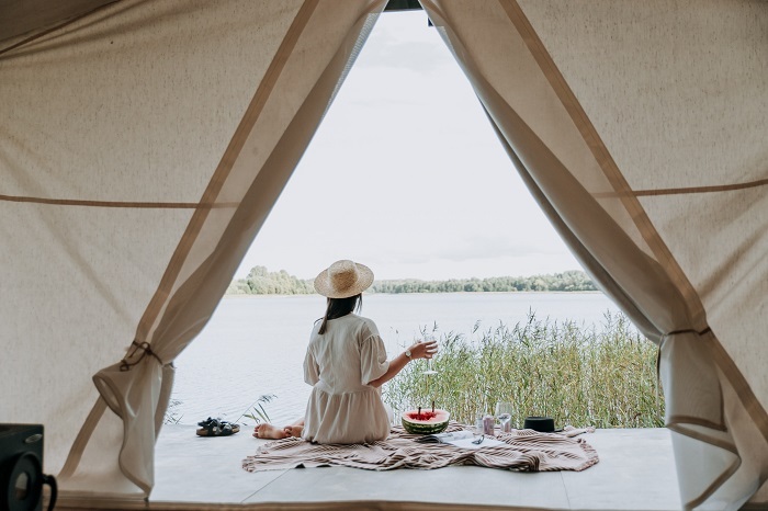 Disfruta de un refrigerio mientras haces glamping al aire libre con glampinghub.