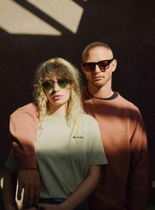 un hombre y una mujer con gafas de sol
