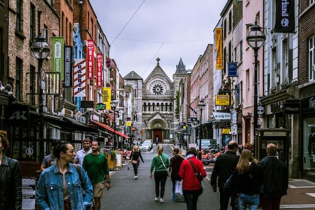 Gente caminando por las calles de Dublín