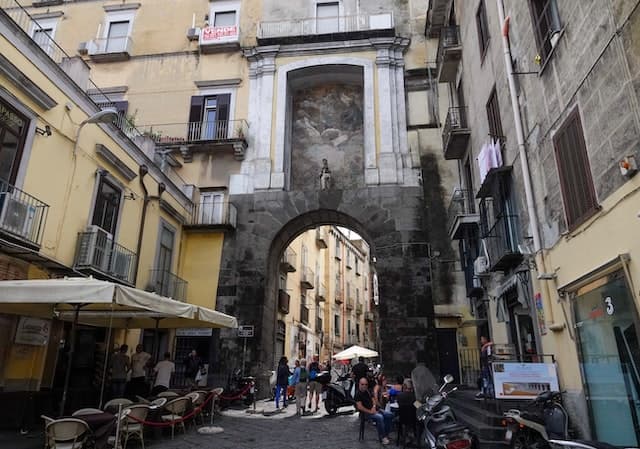 Viejas calles de Nápoles, Italia