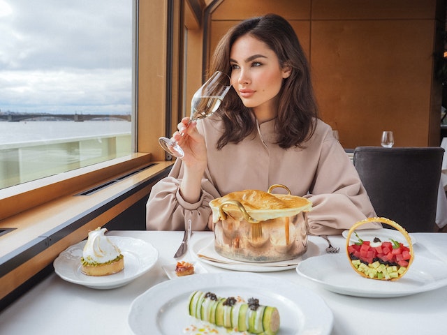 Mujer comiendo una comida en un crucero
