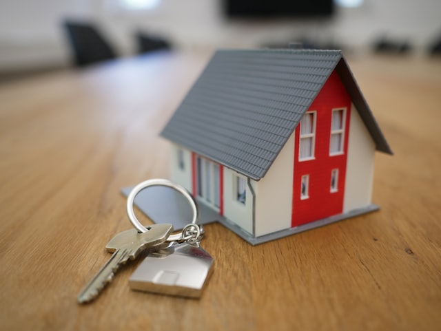 mini casa roja con llaves