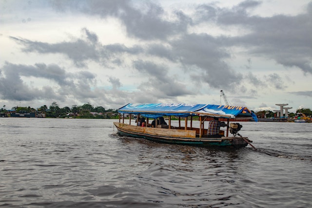 canoa en medio del río amazonas en brasil