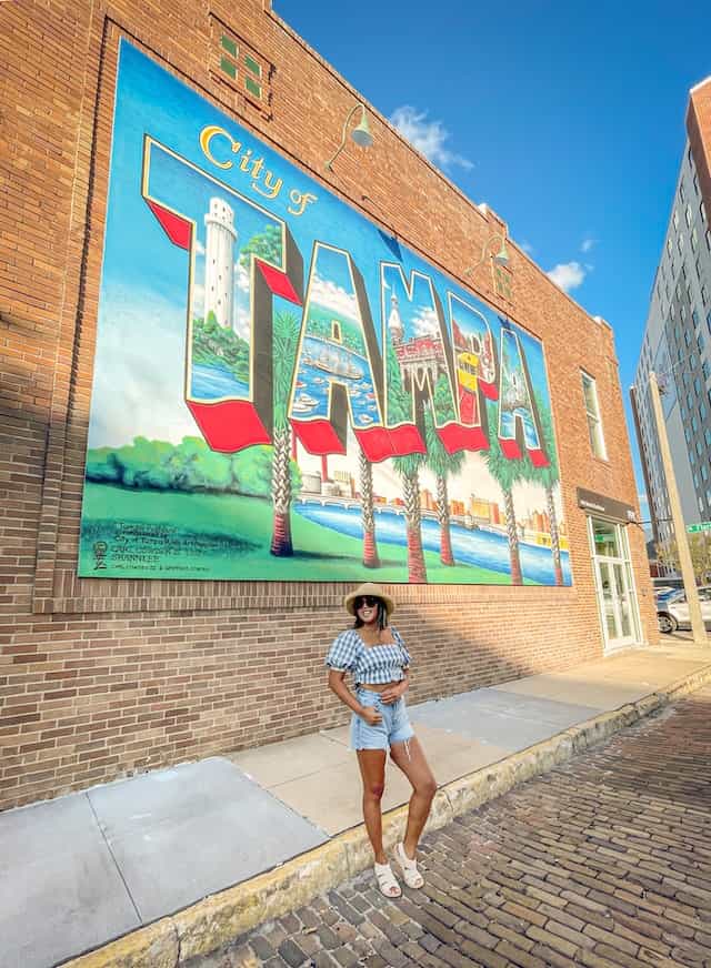 chica posando frente a una pared con letras en Tampa