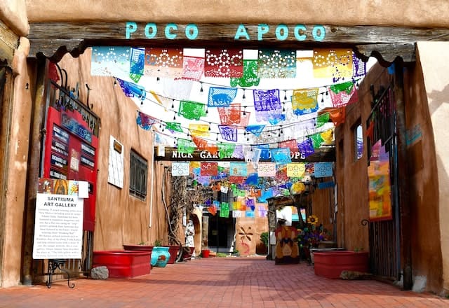 mercado mexicano con papeles de color en la parte superior