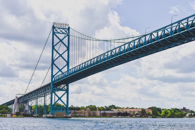 gran puente que cruza un río