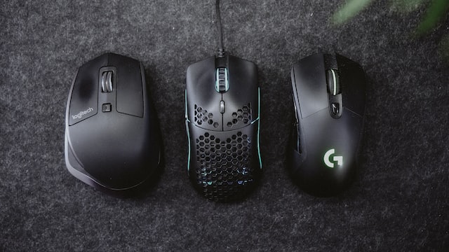 tres ratones de computadora negros seguidos