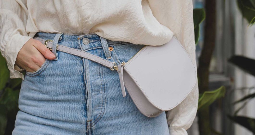 Mujer con bolso bandolera Lo & Sons