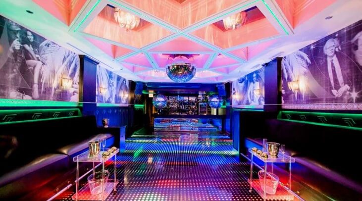 Interior de colores brillantes de DISCO Nightclub
