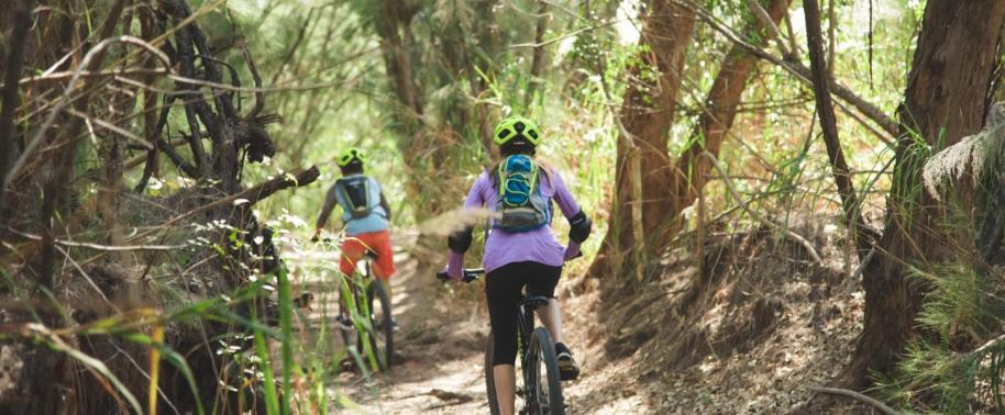 Ciclistas en medio de un sendero en el Parque Estatal Oleta River