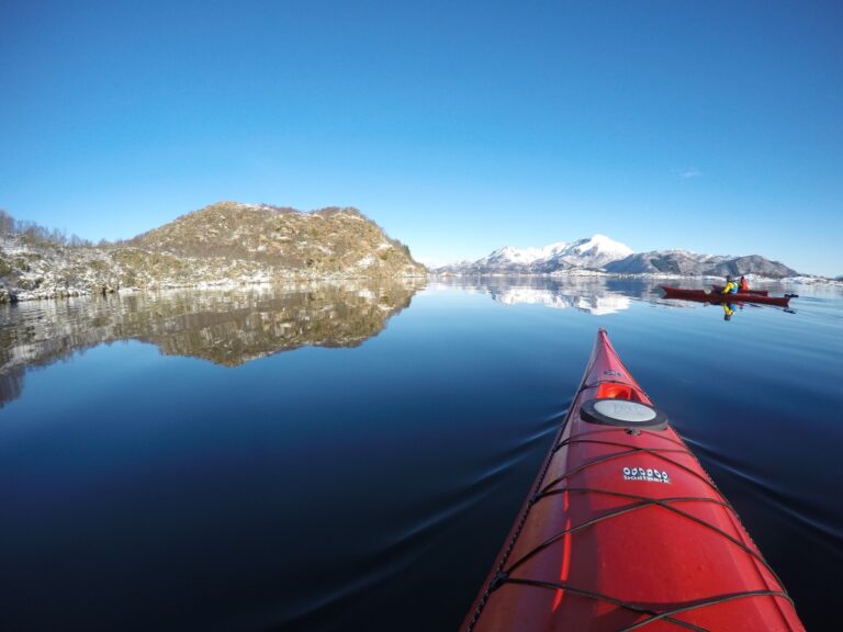 Un viaje en kayak perfecto en el Ártico noruego