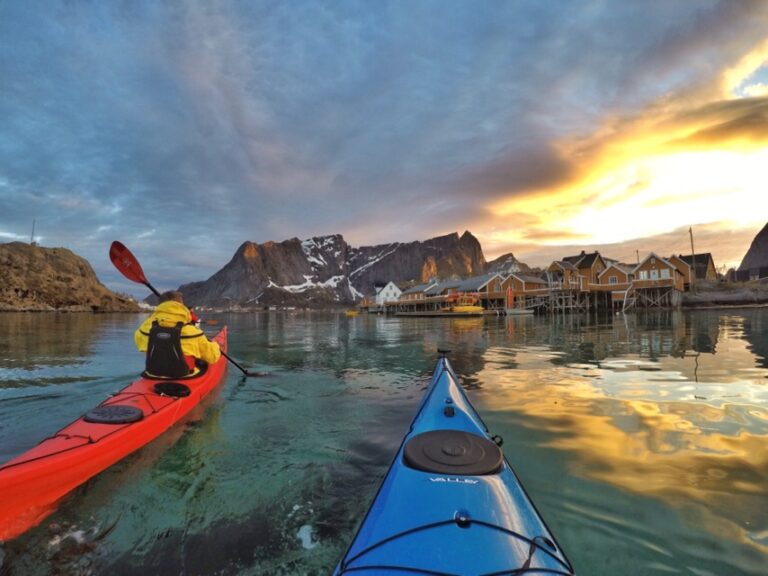 Kayak bajo el sol de medianoche en el Ártico noruego