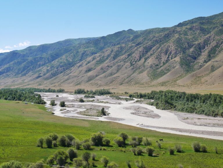 Cruzando la remota frontera de Karkara entre Kazajstán y Kirguistán