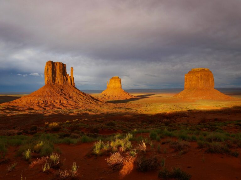 Tormentas salvajes y rocas brillantes en Monument Valley