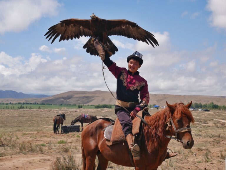 Polo de cabra muerta y un águila atacando a un niño |Nomad Festival, Kyrgyzstan