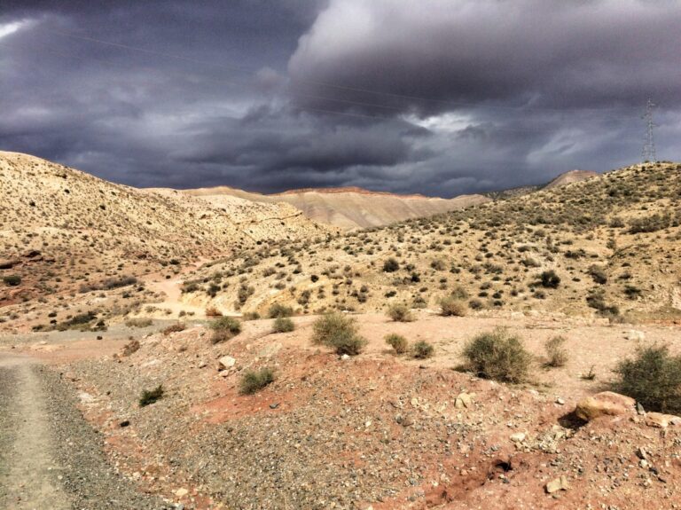 Nubes de tormenta, arcoíris y ovejas ahogándose