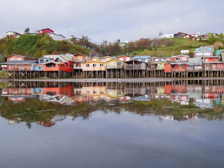 Explorando la arquitectura y la naturaleza únicas en la mística isla de Chiloé