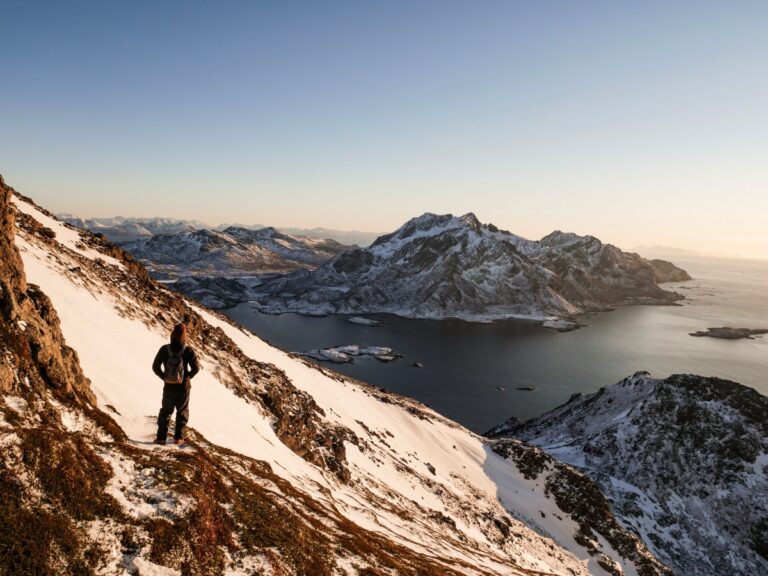 Senderismo de montaña en invierno en Vesterålen
