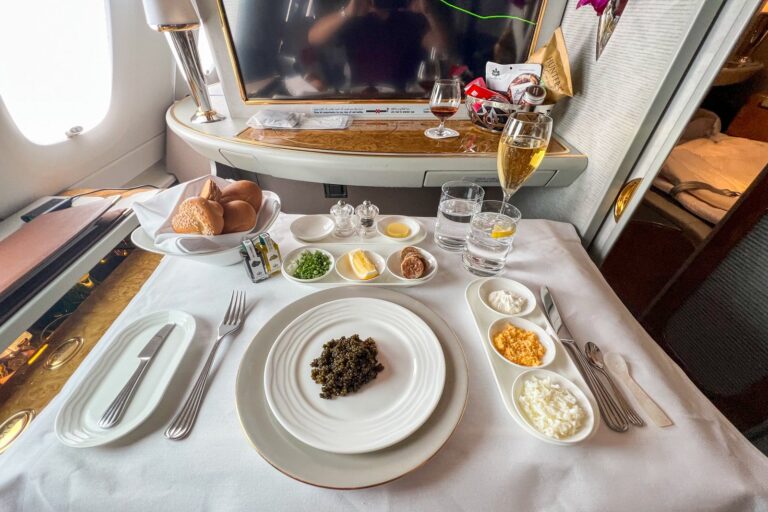 Sacar el valor de mi dinero en primera clase de Emirates: champán sin fondo y caviar sin fin