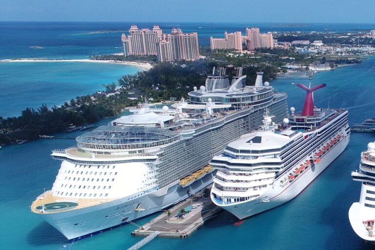 Royal Caribbean vs. Carnival: ¿Qué línea de cruceros de grandes barcos debería elegir?