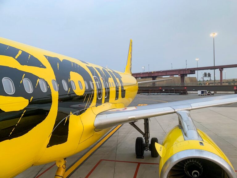 ¿Qué tan pequeño es el artículo personal gratuito de Spirit Airlines?
