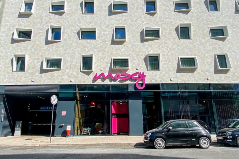 Un diseño divertido pero desconcertante: cómo es alojarse en el súper asequible Moxy Lisbon City